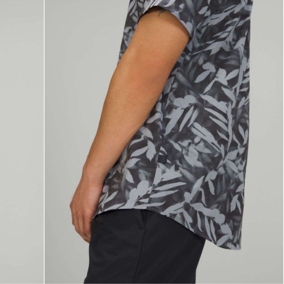 Lululemon Men’s Airing Easy Short Sleeve Button-Down in Spray Leaf Rhino Gray - Picture 4 of 9